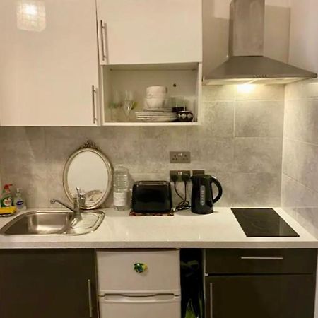 Modern Studio Apartment Sleeps 4 People Opposite Westfield Shepherds Bush ロンドン エクステリア 写真